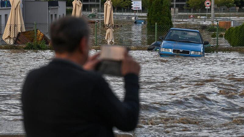 Hochwasser in Europa - reißende Ströme richten Schäden an Im tschechischen Opava wurden Straßen überflutet.