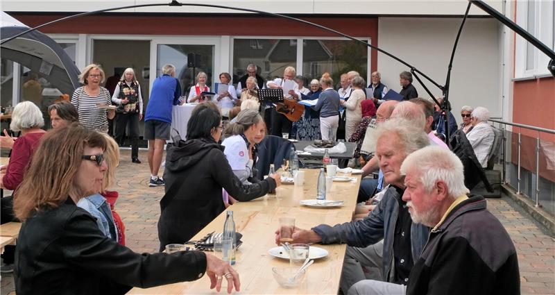 150 Grundschüler singen beim Gemeindefest in Bad Harzburg Im und am Haus der Kirche ist ein generationenübergreifendes Angebot zu finden. Auch Musikalisches ist dabei - vom Chor der Deutsch-Französischen Gesellschaft. Foto: Potthast