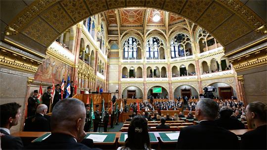 Im ungarischen Parlament sollen Abgeordnete künftig nicht länger als zwölf Jahre tätig sein können. (Archivbild)