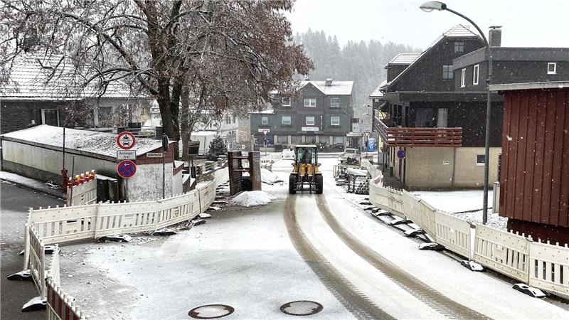 Baustelle auf B27 in Braunlage: Wie lange gilt die Umleitung noch? Auf der Lauterberger Straße in Braunlage rollt ein Baufahrzeug über die verschneite Fahrbahn.