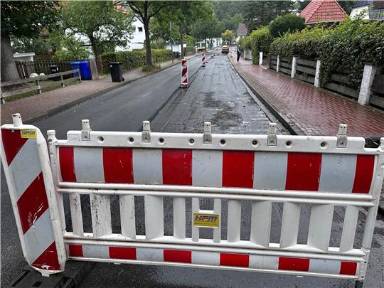 Im unteren Bereich der Sachsenbergstraße wird seit einigen Tagen die Asphaltdecke erneuert. Die Arbeiten dort sollen laut Stadt im Laufe des heutigen Tages abgeschlossen werden. Fotos: Schlegel