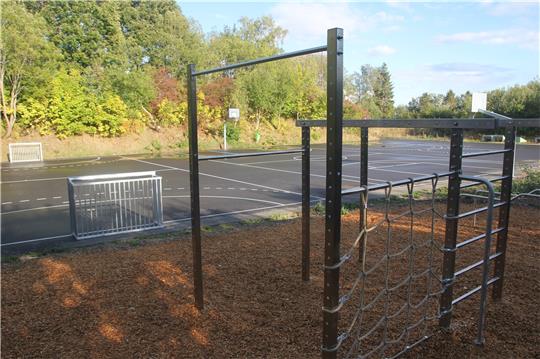 Im vergangenen Herbst ist der Multifunktionsplatz an der Von-Langen-Straße in Braunlage mit verschieden Sportgeräten ausgestattet worden. Im dritten Abschnitt soll er dieses Jahr fertiggestellt werden – etwa auch mit einem Jugendraum?  Foto: GZ-Archiv