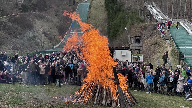 Im vergangenen Jahr feiern nach Schätzungen des Wintersportvereins 2000 Besucher am Osterfeuer an den Brockenwegschanzen in Braunlage.