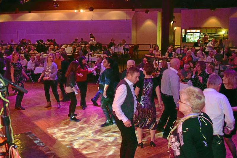 Im vergangenen Jahr feierten Hunderte Besucher im großen Saal des Kurgastzentrums den Jahreswechsel.  Archivfoto: Breutel
