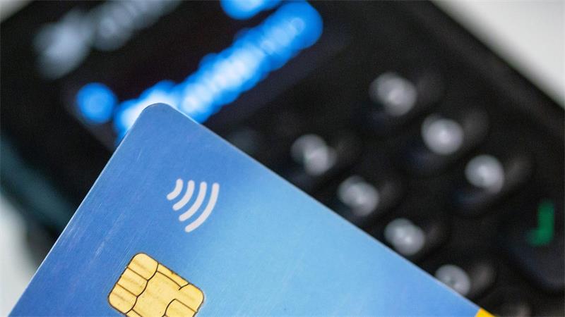 Im vergangenen Jahr haben Verbraucher in Deutschland so häufig bargeldlos mit der Girocard bezahlt wie nie. (Symbolbild)