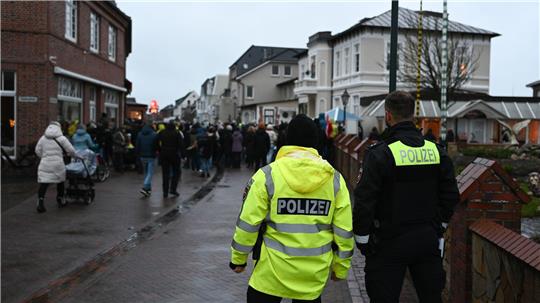 Im vergangenen Jahr hatte die Polizei das Klaasohm-Fest mit Unterstützung vom Festland abgesichert. (Archivbild) 