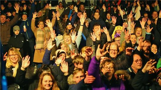 Im vergangenen Jahr ist auf der Neuen Mitte jede Menge los. Hunderte von Besuchern feiern eine ausgelassene Winterparty.