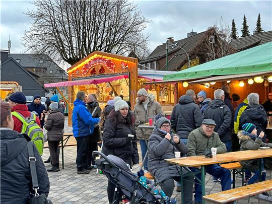 Im vergangenen Jahr ist der Wintermarkt meist gut besucht und lockt mit Bratwurst, Glühwein und Karussellfahrten Erwachsene und Kinder gleichermaßen an. Archivfoto: Eggers