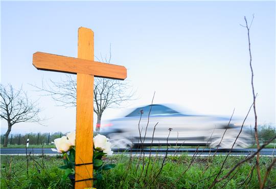 Im vergangenen Jahr ist die Anzahl der Verkehrstoten und Schwerverletzten in Niedersachsen leicht gestiegen. Das geht aus der aktuellen Verkehrsunfallstatistik hervor. Foto: picture alliance/dpa | Julian Stratenschulte