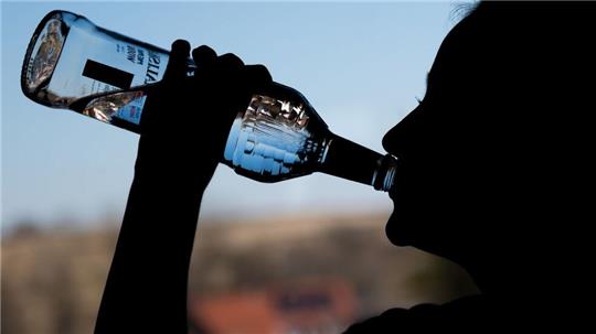 Im vergangenen Jahr ist die Zahl der Kinder und Jugendlichen in Niedersachsen, die wegen Alkoholmissbrauchs in eine Klinik kamen, nach einer DAK-Auswertung deutlich gesunken. (Symbolbild) 