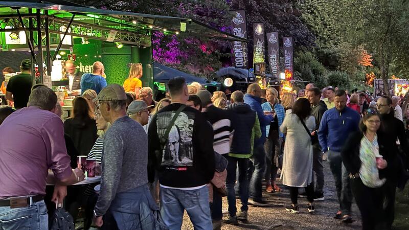 Braunlages Sommernachtstraum wirft seine Schatten voraus Im vergangenen Jahr ist jede Menge los beim Sommernachtstraum. Die Besucher genießen das traumhafte Ambiente rund um den Kurparkteich.