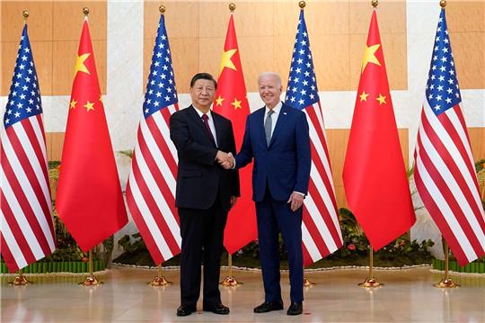 Im vergangenen Jahr kamen US-Präsident Joe Biden (r) und der chinesische Staatschef Xi Jinping beim G20-Gipfel zusammen.