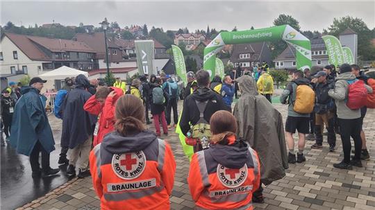 Im vergangenen Jahr regnet es in Strömen, als der Brockenaufstieg von Braunlage startet. Dennoch kommen mehr als 300 Teilnehmer.