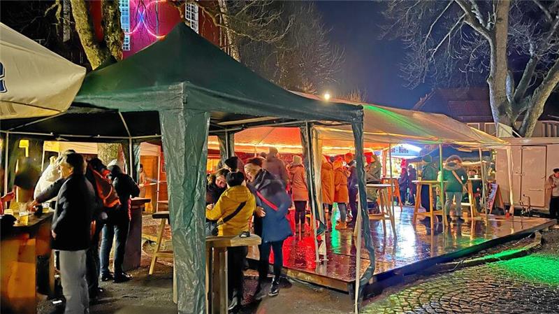 Das plant Altenau zur Winter-Gaudi in den Zeugnisferien Im vergangenen Jahr retten sich die Gäste vor dem Regen unter die Pavillons.