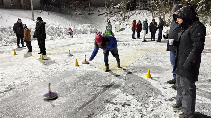 Im vergangenen Jahr schliddern die Eisstöcke über das Eis. Ob es auch morgen kalt genug für das gefrorene Nass ist oder ob auf Asphalt gespielt wird, ist noch nicht ganz klar.