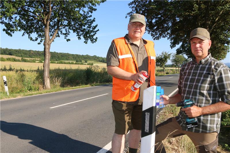 Im vergangenen Sommer bringen (v.l.) Hans Hesse und Andreas Teuber bunte Wildwarnreflektoren entlang der Kreisstraße 2 zwischen Heißum und Dörnten an. Seither geht die Zahl der Wildunfälle deutlich zurück.