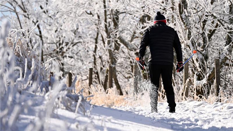 Schnee und Glatteis - Straßen können spiegelglatt werden Im verschneiten Fichtelberge sind bereits Wintersportler unterwegs.