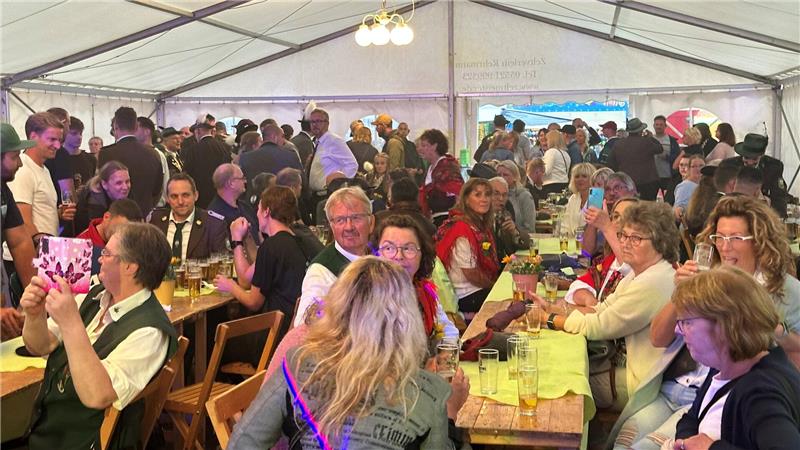 Wer wird neuer Braunlager Schützenkönig? Im vollbesetzten Festzelt feiern die Braunlager 2024 bei viel Musik der Partyband Van Gard ihr großes Volks- und Schützenfest.