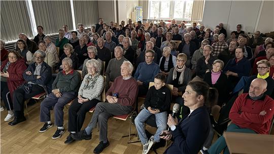 Im vollbesetzten Mehrgenerationenhaus spricht Dr. Riem Hussein (vorn) über das Leben als Fifa-Schiedsrichterin.
