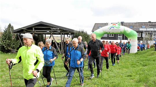 Im vorigen Jahr sind rund 160 Teilnehmer beim Auftakt des Nordic-Walking-Cups in Altenau dabei.