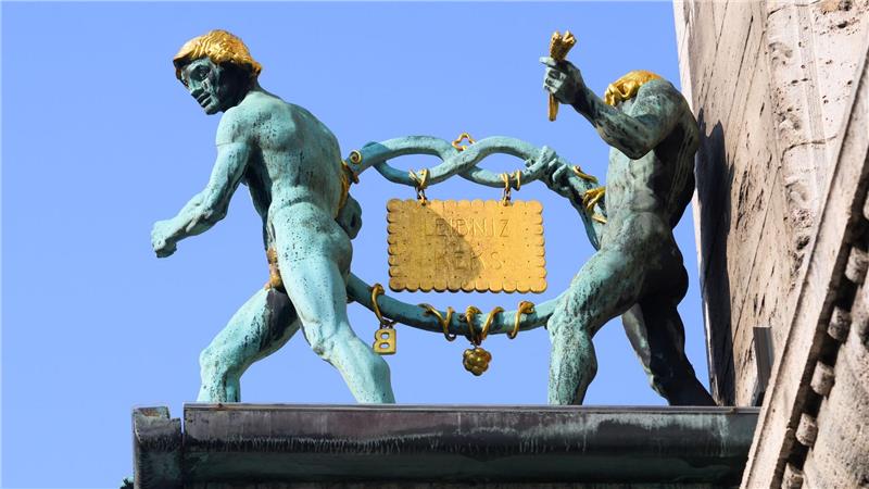 Bahlsen-Chef zieht Grenze zur AfD – und fordert mehr Haltung Im wahrsten Sinne des Wortes ein Aushängeschild: der Leibniz-Keks am Bahlsen-Stammhaus in Hannover. (Archivbild)