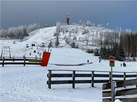 Im weißen Kleid präsentiert sich gestern der Hexenritt auf dem Wurmberg. Zum Ski- und Snowboardfahren reicht die weiße Pracht zwar noch nicht, aber ein paar Rodler (rechts im Bild) nutzen den Schnee bereits für den Wintersport. Foto: Eggers
