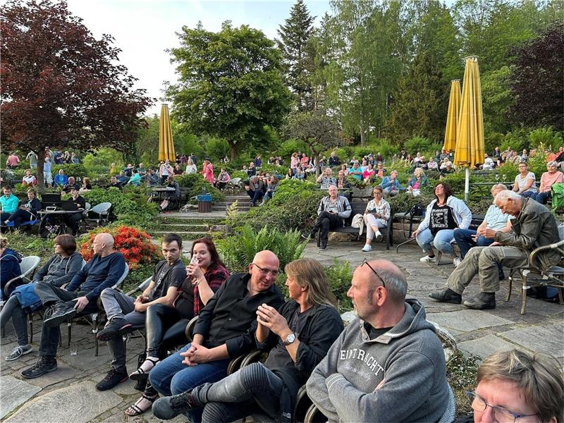 600 Besucher bei Open-Air-Konzert in Braunlage Im weitläufigen Zuschauerbereich verfolgen mehr als 600 Besucher das Open-Air-Konzert im Kurpark.