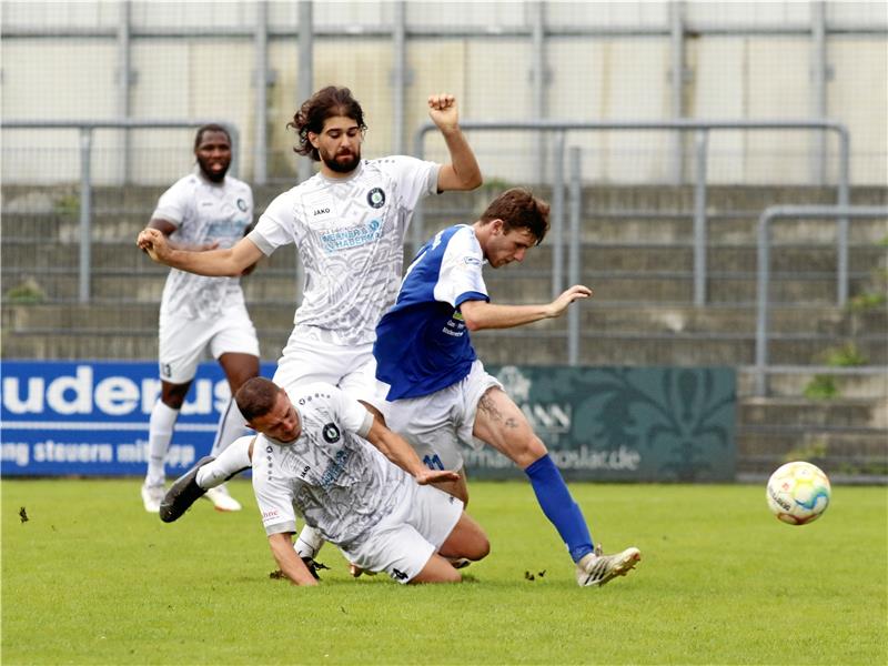 Der Goslarer SC 08 zeigt zwei Gesichter Im zweiten Abschnitt wird das Spiel härter. Schiedsrichter David Amon Baresch (Peine) zeigt sieben Gelbe Karten gegenüber deren drei in Hälfte eins. Hier versuchen die Okeraner Ivan Jovanovic (am Boden) und Enes Fidan GSC-Spieler Joe Hartwig zu stoppen. Foto: Epping