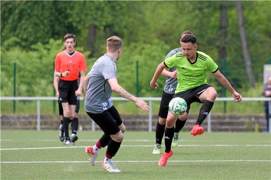 Im zweiten Anlauf soll es klappen: Für Kaua Alves Rocha (re.) und den prominent verstärkte FC Seesen zählt in dieser Saison nur der Aufstieg in die Nordharzliga. Foto: Gietemann