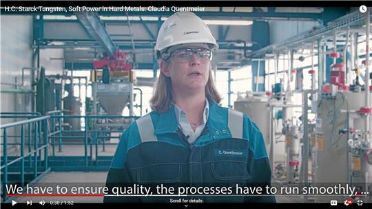 Im zweiten Video der Starck-Reihe „Soft Power in Hard Metals“ tritt ab dem heutigen Montag Dr. Claudia Quentmeier auf. Die promovierte Chemikerin und Mutter zweier Töchter arbeitet aktuell auf einer 80-Prozent-Stelle, ist aber dennoch ständig zu erreichen. Allerdings gibt es Ausnahmen mit klar kommunizierten Rahmenbedingungen. Fotos: Starck, privat