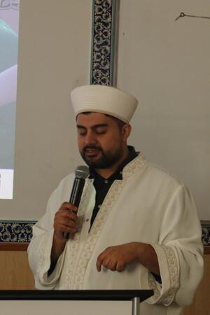 Imam Mohamed Mücahid Eker spricht über die Grundlagen des Islam.