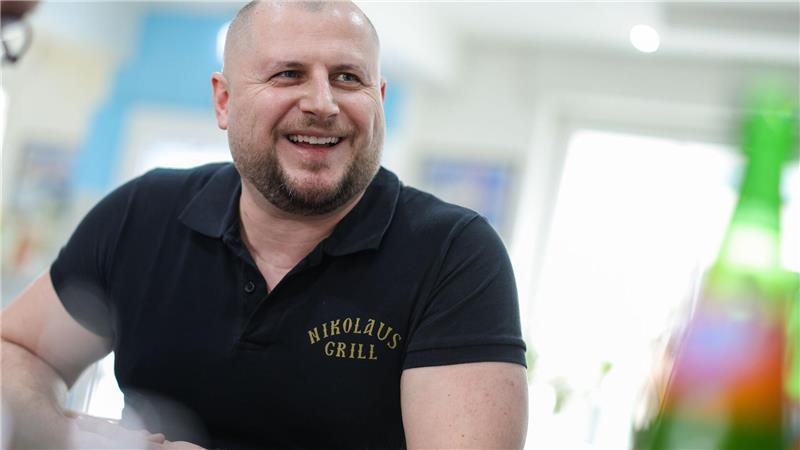 Imbissbetreiber Stergios Angelou bietet den „Taxi-Teller“ schon länger an, hat aber in jüngster Zeit deutlich mehr Bestellungen.