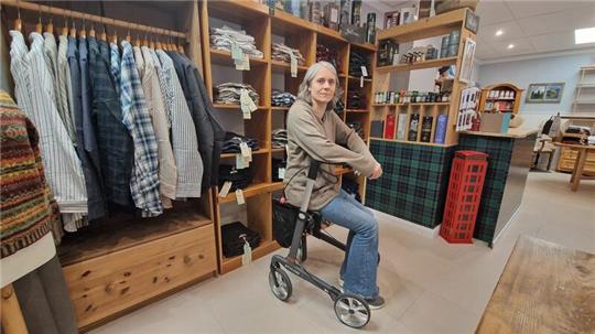 Imke Bosse steht zu ihrem Rollator und bewegt sich damit selbstbewusst in ihrem neuen Geschäft am Clausthaler Kronenplatz.