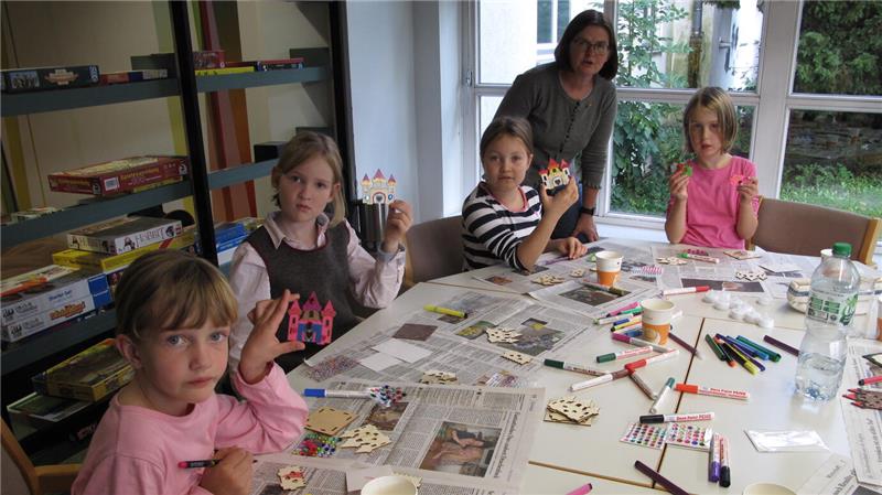 Braunlager Ferienkinder bauen sich ein buntes Dornröschenschloss Imke Koch bastelt mit ihren kleinen Gästen kunterbunte Märchenschlösser.