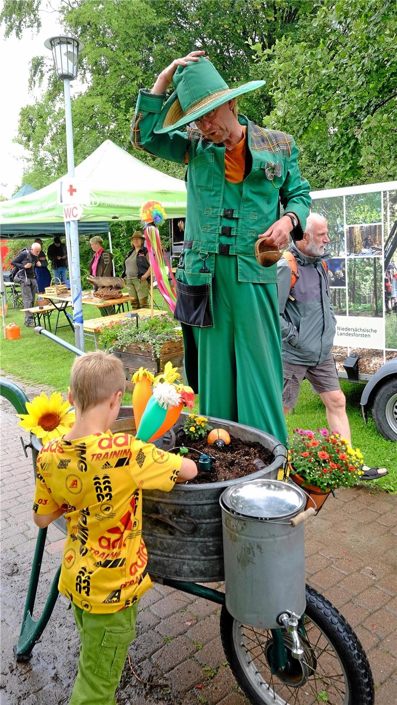 Sommerfest in Hahnenklee mit Wasser in jeder Facette Immanuel Immergrün kommt mit den Kindern schnell ins Gespräch.