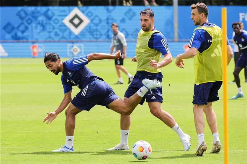 HSV gewinnt erstes Testspiel bei Landesligist Verden Immanuel Pherai (l-r), Levin Öztunali und Jonas Meffert in Aktion mit dem Ball.