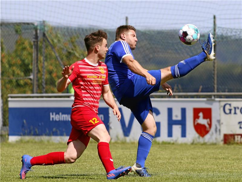 FC Othfresen packt den Aufstieg in die Bezirksliga Immenrodes Christoph Struzyna zieht beim 3:5 gegen den SC 18 Harlingerode, links Jakob Kastern, noch mal richtig durch. Foto: Epping