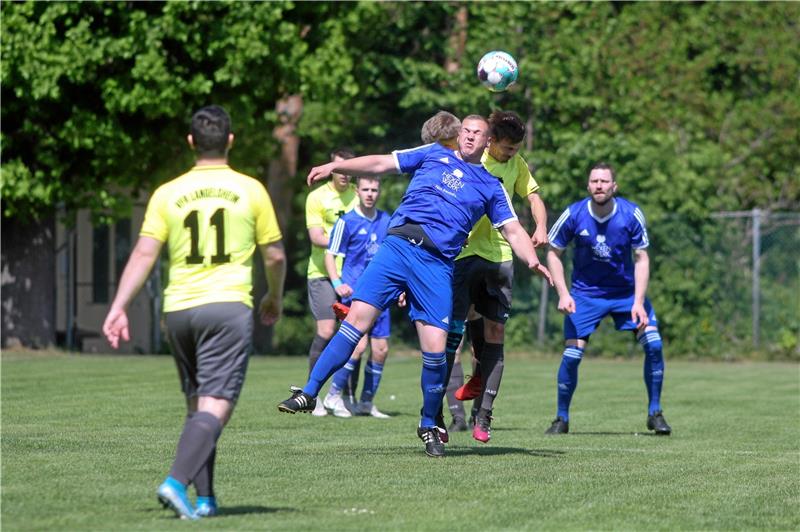 WSV Wiedelah kann wieder hoffen, Kantersieg für Liebenburg Immenrodes Lennard Gadesmann behauptet sich in diesem Kopfballduell beim 7:2-Sieg seines TSV gegen den VfR Langelsheim. Foto: Gietemann