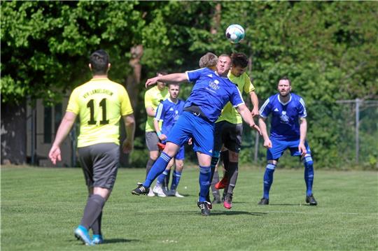 Immenrodes Lennard Gadesmann behauptet sich in diesem Kopfballduell beim 7:2-Sieg seines TSV gegen den VfR Langelsheim. Foto: Gietemann