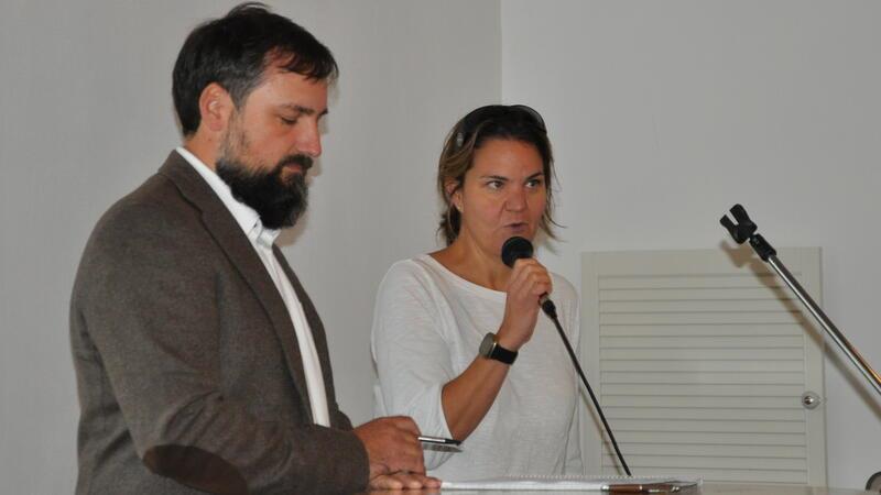 Immenröder Organisatoren-Duo: FDP-Ratsherr Stephan Kahl und die designierte Ortsvorsteherin Julia Lorenz moderieren die Runde.