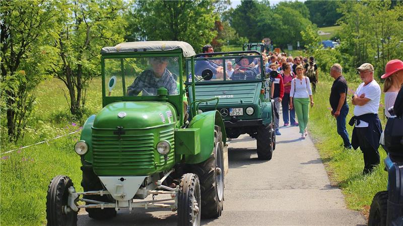 Immer dem Trecker und dem Unimog hinterher: Die Besucher finden das Wiesenblütenhoffest auf dem Hof bei Neigenfindt leicht.