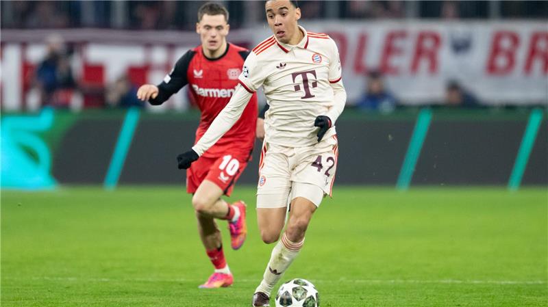 Bayerns mächtiges Statement und Kimmichs Zukunfts-Ansage Immer ein Schritt voraus: Bayerns Jamal Musiala (r) war der klare Gewinner im Jungstar-Duell mit Leverkusens Florian Wirtz.