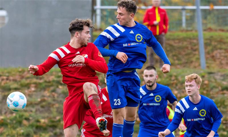 Timo Schwanecke von der TSG Bad Harzburg steigt am höchsten und gewinnt dieses Kopfballduell. 