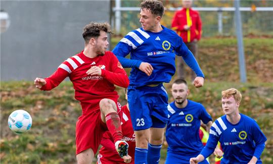 Timo Schwanecke von der TSG Bad Harzburg steigt am höchsten und gewinnt dieses Kopfballduell. 