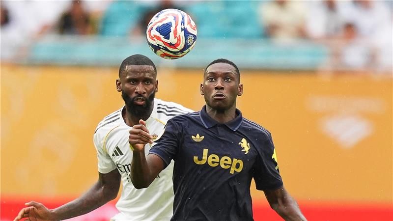 Real gegen PSG - oder Tony allein in New York Immer eng am Mann: Antonio Rüdiger (l) im Zweikampf mit dem Ex-Frankfurter Randal Kolo Muani im Spiel gegen Juventus Turin.