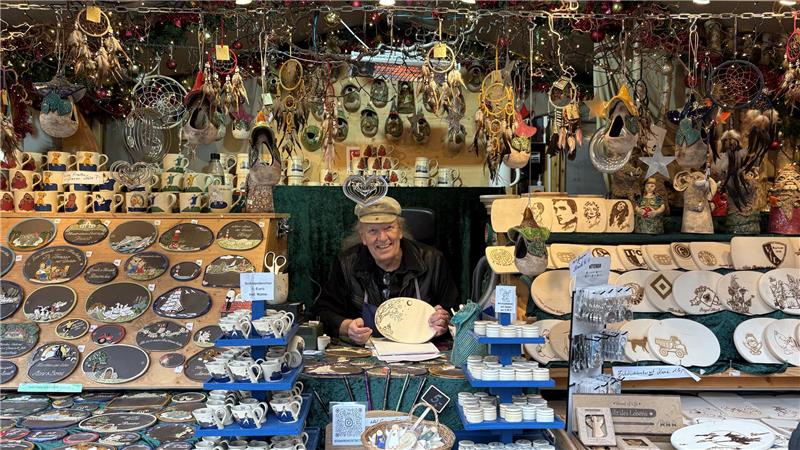 „Gemault wird genug im Jahr“ – Ein Interview mit Goslars Nikolaus Marktstand mit handbemalten Keramikschalen, Tassen und dekorativen Holzobjekten, viele mit Porträtmotiven.