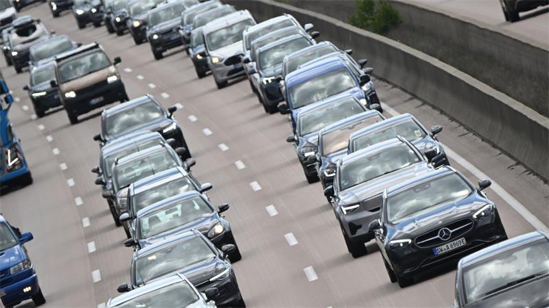 Immer mehr Autos sind auf Niedersachsens Straßen unterwegs. (Archivbild)
