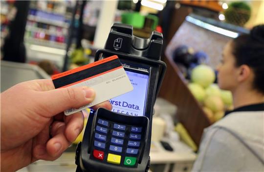 Immer mehr Banken führen die Debitkarte der US-Konzerne Visa und Mastercard als Standardprodukt ein, die oft als Ersatz für die Girocard (früher: EC-Karte) dienen soll. (Symbolbild)