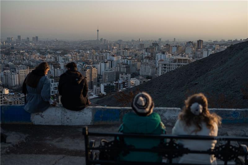 Irans Frauen trotzen der Kopftuchpflicht Immer mehr Iranerinnen ignorieren demonstrativ die Kopftuchpflicht. Während der Staat noch ein Auge zudrückt, sind Konflikte bereits vorprogrammiert.
