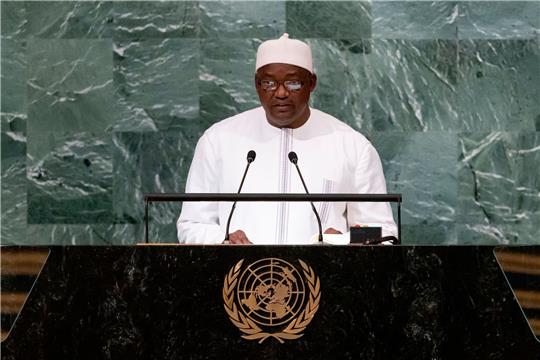 Immer mehr Kinder sterben nach der Einnahme eines Hustensafts der Firma Maiden Pharmaceuticals Limited. Präsident Adama Barrow geht nun entschlossen gegen das Unternehmen vor.